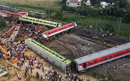 ഒഡിഷ ട്രെയിൻ ദുരന്തം: ഉന്നത റെയിൽവേ ഉദ്യോഗസ്ഥരെ സ്ഥലം മാറ്റി ഒഡിഷ ട്രെയിൻ ദുരന്തം: ഉന്നത റെയിൽവേ ഉദ്യോഗസ്ഥരെ സ്ഥലം മാറ്റി