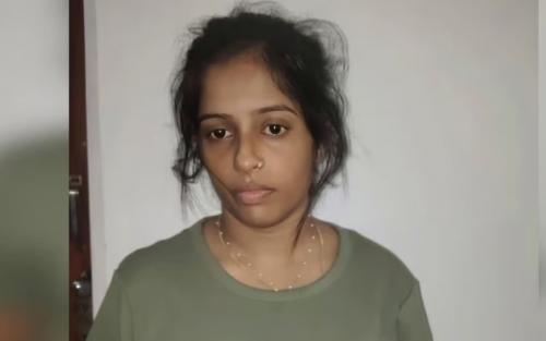 പോലീസ് സ്റ്റേഷന് മുന്നിൽ വെച്ച് എംഡിഎംഎ കേസ് പ്രതിക്ക് കുത്തേറ്റു; ഭർത്താവ് പിടിയിൽ