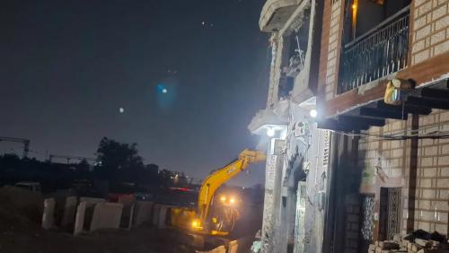 ഡൽഹിയിൽ അർധരാത്രിയിലെ ബുൾഡോസർ രാജ്: മദീന മസ്ജിദും വീടുകളും തകർത്തു, വൻ പ്രതിഷേധം