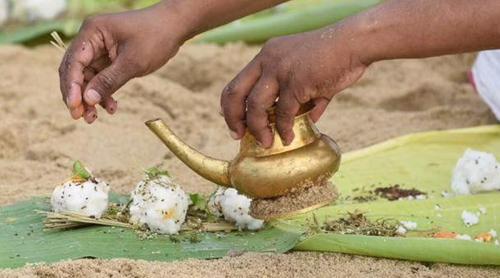 ഇന്ന് കർക്കിടക വാവ്: പിതൃസ്മരണയിൽ ബലിതർപ്പണം നടത്തി ആയിരങ്ങൾ ഇന്ന് കർക്കിടക വാവ്: പിതൃസ്മരണയിൽ ബലിതർപ്പണം നടത്തി ആയിരങ്ങൾ
