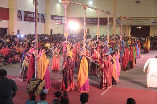 അന്യം നിന്ന കലാരൂപത്തിന് പുനർജന്മം;ചരടുപിന്നിക്കളി ആവേശമായി അന്യം നിന്ന കലാരൂപത്തിന് പുനർജന്മം;ചരടുപിന്നിക്കളി ആവേശമായി