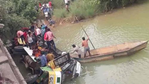 ആന്ധ്രയിൽ ബസ് പുഴയിലേക്ക് മറിഞ്ഞ് ഒൻപത് പേർ മരിച്ചു ആന്ധ്രയിൽ ബസ് പുഴയിലേക്ക് മറിഞ്ഞ് ഒൻപത് പേർ മരിച്ചു