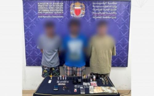 ലഹരിവസ്തുക്കളുമായി മൂന്ന് പേർ പിടിയിൽ: അറസ്റ്റ് രേഖപ്പെടുത്തി ബഹ്‌റൈൻ ആഭ്യന്തര മന്ത്രാലയം
