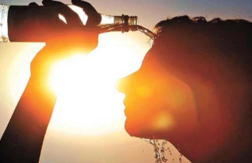 ചുട്ടുപൊള്ളി കേരളം; പൊതുജനങ്ങൾക്ക് ജാഗ്രതാ നിർദേശം ചുട്ടുപൊള്ളി കേരളം; പൊതുജനങ്ങൾക്ക് ജാഗ്രതാ നിർദേശം