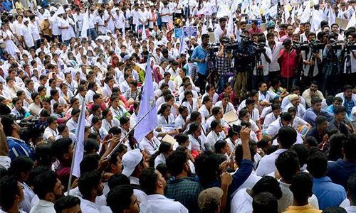 നഴ്സിങ് വിദ്യാർഥികളെ ജോലിക്കു പ്രവേശിപ്പിക്കാനുള്ള കലക്ടറുടെ ഉത്തരവ് മരവിപ്പിച്ചു
