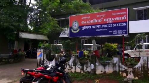 കൊല്ലത്ത് 15കാരിയെ പീഡിപ്പിച്ച് ഗർഭിണിയാക്കി; പിതാവ് അറസ്റ്റിൽ കൊല്ലത്ത് 15കാരിയെ പീഡിപ്പിച്ച് ഗർഭിണിയാക്കി; പിതാവ് അറസ്റ്റിൽ
