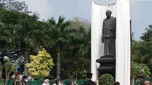 പി.എൻ പണിക്കരുടെ പൂർണകായ പ്രതിമ രാഷ്ട്രപതി അനാച്ഛാദനം ചെയ്തു പി.എൻ പണിക്കരുടെ പൂർണകായ പ്രതിമ രാഷ്ട്രപതി അനാച്ഛാദനം ചെയ്തു