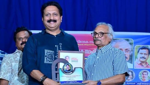 എസ് കെ പൊറ്റകാട് സാഹിത്യപ്രതിഭ പുരസ്കാരം ഏറ്റുവാങ്ങി അജിത്ത് നായർ
