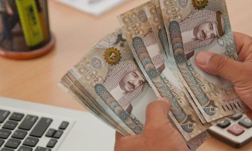 ബഹ്‌റൈനിൽ ഇടപാട് പരിധി ഉയർത്തി ബാങ്കുകൾ; എടിഎം പിൻവലിക്കൽ പരിധി 3,000 ദീനാറാക്കി