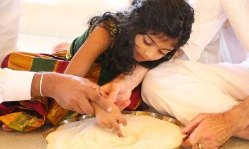 ഇന്ന് വിജയദശമി, ആദ്യാക്ഷരം കുറിച്ച് കുരുന്നുകൾ