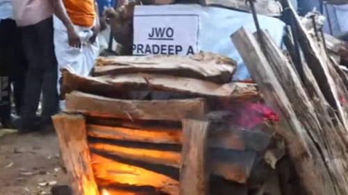 പ്രദീപിന് ജന്മനാടിന്റെ കണ്ണീരിൽ കുതിർന്ന യാത്രാ മൊഴി; ഭൗതിക ദേഹം സംസ്കരിച്ചു പ്രദീപിന് ജന്മനാടിന്റെ കണ്ണീരിൽ കുതിർന്ന യാത്രാ മൊഴി; ഭൗതിക ദേഹം സംസ്കരിച്ചു