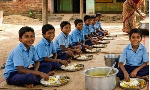 സ്കൂൾ ഉച്ചഭക്ഷണത്തിൽ നിന്ന് മുട്ട മാറ്റാൻ നീക്കം; പശ്ചിമബംഗാളിൽ പനീറും സോയാബീനും പുതിയ രാഷ്ട്രീയ വിവാദമാകുന്നു