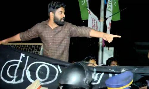 കാലിക്കറ്റ് സർവകലാശാലയിലെ പൊലീസ് ബാരിക്കേഡിന് മുകളിൽ കറുത്ത ബാനറുകളുമായി SFI കാലിക്കറ്റ് സർവകലാശാലയിലെ പൊലീസ് ബാരിക്കേഡിന് മുകളിൽ കറുത്ത ബാനറുകളുമായി SFI