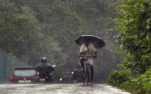 തുലാവർഷം പടിവാതിൽക്കൽ; കേരളത്തിൽ ചക്രവാതച്ചുഴിയുടെയും ന്യൂനമർദ്ദത്തിന്റെയും ഫലമായി മഴ ശക്തമാകുന്നു