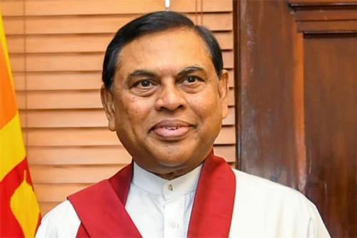 രാജ്യം വിടാൻ ശ്രമിച്ച് മുൻ ശ്രീലങ്കൻ ധനകാര്യമന്ത്രി; വിമാനത്താവളത്തിൽ തടഞ്ഞ് ജനങ്ങൾ രാജ്യം വിടാൻ ശ്രമിച്ച് മുൻ ശ്രീലങ്കൻ ധനകാര്യമന്ത്രി; വിമാനത്താവളത്തിൽ തടഞ്ഞ് ജനങ്ങൾ
