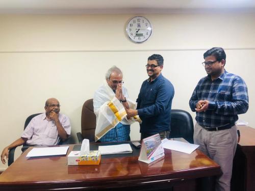 ഫ്രന്റ്സ് സോഷ്യൽ അസോസിയേഷൻ എം മുകുന്ദന് സ്വീകരണം നൽകി ഫ്രന്റ്സ് സോഷ്യൽ അസോസിയേഷൻ എം മുകുന്ദന് സ്വീകരണം നൽകി