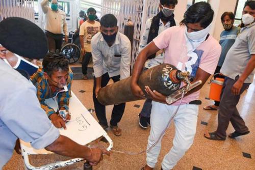 ഓക്സിജൻ സിലിണ്ടറുകൾ ശേഖരിക്കാൻ മുന്നിട്ടിറങ്ങി പ്രവാസി സംഘടനകൾ ഓക്സിജൻ സിലിണ്ടറുകൾ ശേഖരിക്കാൻ മുന്നിട്ടിറങ്ങി പ്രവാസി സംഘടനകൾ