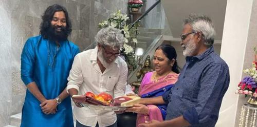 മാതാപിതാക്കൾക്ക് സ്വപ്ന ഭവനം സമ്മാനിച്ച് നടൻ ധനുഷ്; മുടക്കിയത് 150 കോടി മാതാപിതാക്കൾക്ക് സ്വപ്ന ഭവനം സമ്മാനിച്ച് നടൻ ധനുഷ്; മുടക്കിയത് 150 കോടി