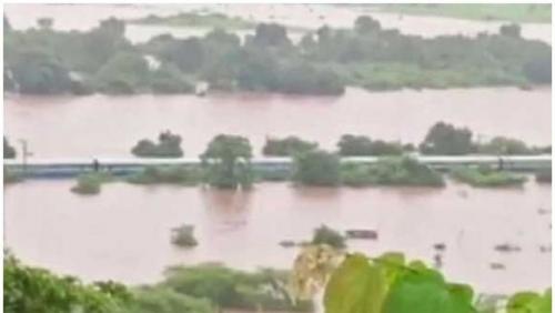മഹാലക്ഷ്മി എക്സ‍്‍പ്രസിൽ കുടുങ്ങിയത് 700 ഓളം യാത്രക്കാർ