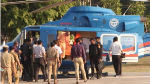 പക്ഷി ഇടിച്ചു; യോഗി ആദിത്യനാഥ് സഞ്ചരിച്ച ഹെലികോപ്റ്റർ അടിയന്തരമായി നിലത്തിറക്കി പക്ഷി ഇടിച്ചു; യോഗി ആദിത്യനാഥ് സഞ്ചരിച്ച ഹെലികോപ്റ്റർ അടിയന്തരമായി നിലത്തിറക്കി