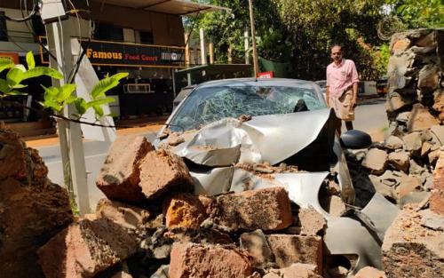 കോഴിക്കോട് കാർ മതിലിൽ ഇടിച്ച് മുത്തശ്ശനും പേരക്കുട്ടിയും മരിച്ചു