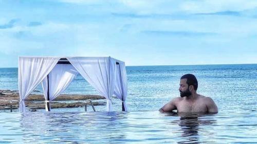 ആടി സെയിൽ തുടങ്ങി, താനിവിടെ നീന്തിക്കളിച്ചോണ്ടിരുന്നോ... പൃഥ്വിയെ ട്രോളി ആരാധകൻ