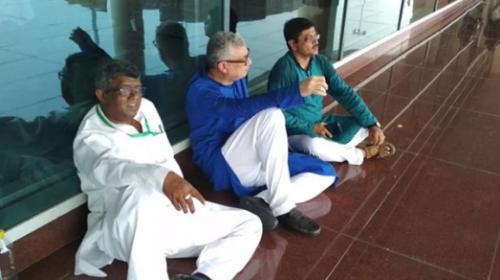 സോൻഭദ്രയിലേക്ക് പോയ തൃണമൂല്‍ സംഘത്തെയും പോലീസ് തടഞ്ഞു