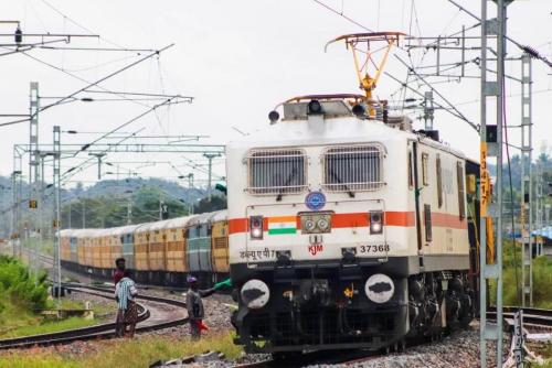 ട്രെയിൻ സമയത്ത് വന്നില്ലെങ്കിൽ യാത്രക്കാരന് നഷ്ടപരിഹാരം നൽകണം; സുപ്രീംകോടതി ട്രെയിൻ സമയത്ത് വന്നില്ലെങ്കിൽ യാത്രക്കാരന് നഷ്ടപരിഹാരം നൽകണം; സുപ്രീംകോടതി