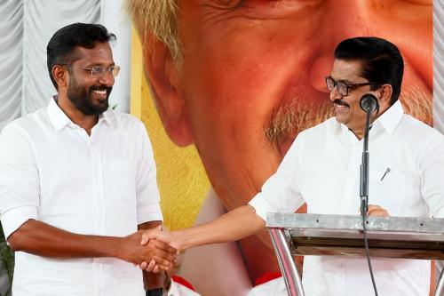 പുതുപ്പള്ളി വേദിയിൽ നാടകീയ നീക്കം; അലോഷ്യസിനെ സ്റ്റേജിലേക്ക് വിളിച്ച് കയറ്റി വി.എം. സുധീരന്റെ കൈയടി