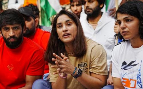 ബ്രിജ് ഭൂഷന്റെ നുണപരിശോധന തത്സമയം സംപ്രേഷണം ചെയ്യണമെന്ന് ഗുസ്തി താരങ്ങൾ ബ്രിജ് ഭൂഷന്റെ നുണപരിശോധന തത്സമയം സംപ്രേഷണം ചെയ്യണമെന്ന് ഗുസ്തി താരങ്ങൾ