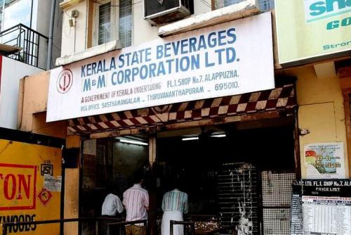 കേരളത്തിൽ മദ്യശാലകൾ തുറക്കാൻ തീരുമാനിച്ചു കേരളത്തിൽ മദ്യശാലകൾ തുറക്കാൻ തീരുമാനിച്ചു