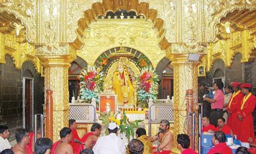 ആഴ്ചതോറും വീഴുന്ന 14 ലക്ഷം നാണയങ്ങൾ‍; എന്തുചെയ്യണമെന്ന് അറിയാതെ ക്ഷേത്രം ജീവനക്കാർ‍   