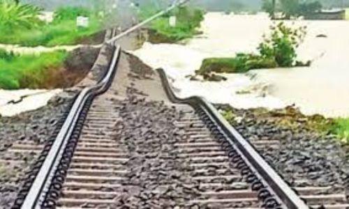 തമിഴ്നാട്ടിൽ കനത്ത മഴ: വൻ നാശനഷ്ടം; നാല് മരണം: ശ്രീവൈകുണ്ഡം റെയിൽവേ സ്റ്റേഷനിൽ കുടുങ്ങിയത് 500ഓളം യാത്രക്കാർ തമിഴ്നാട്ടിൽ കനത്ത മഴ: വൻ നാശനഷ്ടം; നാല് മരണം: ശ്രീവൈകുണ്ഡം റെയിൽവേ സ്റ്റേഷനിൽ കുടുങ്ങിയത് 500ഓളം യാത്രക്കാർ