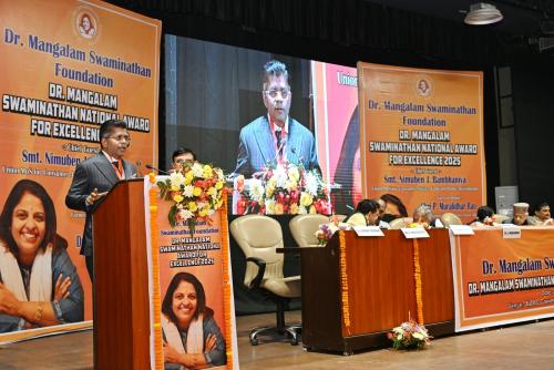 പ്രവാസി ഭാരതീയ എക്‌സലൻസ് അവാർഡ് പാമ്പാവാസൻ നായർക്ക് സമ്മാനിച്ചു