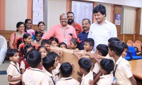 കുട്ടികൾ നട്ടുനനച്ച പച്ചക്കറികള് മോഷണം പോയി; പകരം സമ്മാനവുമായി കളക്ടര് കൃഷ്ണതേജ കുട്ടികൾ നട്ടുനനച്ച പച്ചക്കറികള് മോഷണം പോയി; പകരം സമ്മാനവുമായി കളക്ടര് കൃഷ്ണതേജ