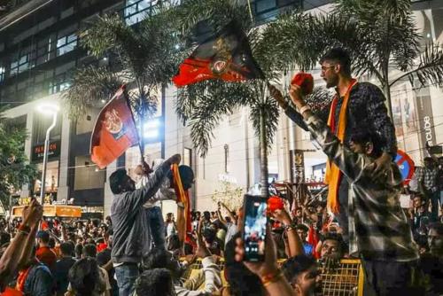 റോയൽ ചാലഞ്ചേഴ്സ് ബംഗളൂരുവിന്റെ ഐ.പി.എൽ കിരീട വിജയാഘോഷം: കർണാടകയിൽ രണ്ടു മരണം റോയൽ ചാലഞ്ചേഴ്സ് ബംഗളൂരുവിന്റെ ഐ.പി.എൽ കിരീട വിജയാഘോഷം: കർണാടകയിൽ രണ്ടു മരണം