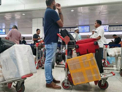 വിദേശത്തേക്ക് മടങ്ങാനാവാതെ ലക്ഷകണക്കിന് പ്രവാസികള്; ജോലി നഷ്ടമാകുമെന്ന് ആശങ്ക വിദേശത്തേക്ക് മടങ്ങാനാവാതെ ലക്ഷകണക്കിന് പ്രവാസികള്; ജോലി നഷ്ടമാകുമെന്ന് ആശങ്ക