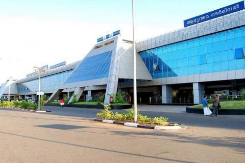 കരിപ്പൂരിലെ സിബിഐ റെയ്ഡ്: കസ്റ്റംസ് ഉദ്യോഗസ്ഥരിൽ നിന്ന് പണവും സ്വർണവും പിടികൂടി