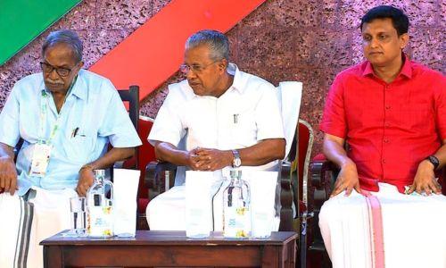 മുഖ്യമന്ത്രി വേദിയിലിരിക്കെ രാഷ്ട്രീയ നേതാക്കളെ വിമര്ശിച്ച് എം.ടി മുഖ്യമന്ത്രി വേദിയിലിരിക്കെ രാഷ്ട്രീയ നേതാക്കളെ വിമര്ശിച്ച് എം.ടി