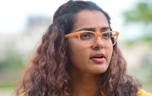 സൂപ്പര്‍ സ്റ്റാര്‍ വിളി കൊണ്ട് എന്തു പ്രയോജനം? അതു വെറുതെ സമയം കളയലാണ്; പാര്‍വ്വതി