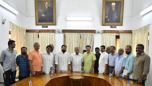 സിനിമാ ടിക്കറ്റ് നികുതി വർദ്ധന: ചലച്ചിത്ര പ്രവർത്തകർ മുഖ്യമന്ത്രിയെ കണ്ടു സിനിമാ ടിക്കറ്റ് നികുതി വർദ്ധന: ചലച്ചിത്ര പ്രവർത്തകർ മുഖ്യമന്ത്രിയെ കണ്ടു