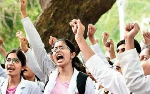 പിജി വിദ്യാർത്ഥികളുടെയും ഹൗസ് സർജൻമാരുടെയും പ്രശ്നം പരിഹരിക്കാൻ സമിതി: മന്ത്രി വീണാ ജോർജ് പിജി വിദ്യാർത്ഥികളുടെയും ഹൗസ് സർജൻമാരുടെയും പ്രശ്നം പരിഹരിക്കാൻ സമിതി: മന്ത്രി വീണാ ജോർജ്