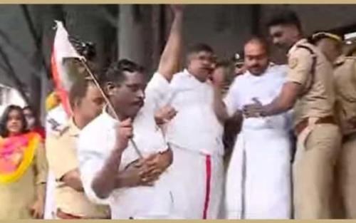 ദ കേരള സ്റ്റോറി': കൊച്ചിയില്‍ തിയറ്ററിന് മുന്നില്‍ പ്രതിഷേധം