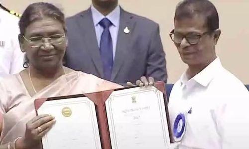 രാഷ്ട്രപതിയിൽനിന്ന് ദേശീയ ചലച്ചിത്ര പുരസ്കാരം ഏറ്റുവാങ്ങി ഇന്ദ്രന്സ് രാഷ്ട്രപതിയിൽനിന്ന് ദേശീയ ചലച്ചിത്ര പുരസ്കാരം ഏറ്റുവാങ്ങി ഇന്ദ്രന്സ്