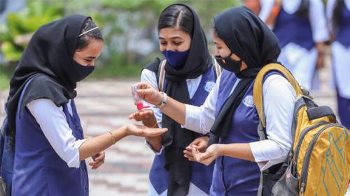 കേരളത്തിൽ പ്ലസ് വൺ പരീക്ഷകൾക്ക് തുടക്കമായി കേരളത്തിൽ പ്ലസ് വൺ പരീക്ഷകൾക്ക് തുടക്കമായി