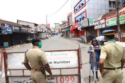 50 വയസിന് മുകളിലുള്ള പൊലീസുകാരെ കൊവിഡ് ഡ്യൂട്ടിയ്ക്ക് നിയോഗിക്കരുത്; ഡിജിപി 50 വയസിന് മുകളിലുള്ള പൊലീസുകാരെ കൊവിഡ് ഡ്യൂട്ടിയ്ക്ക് നിയോഗിക്കരുത്; ഡിജിപി