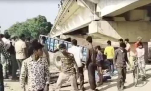 യുപിയിൽ ട്രാക്ടർ ട്രോളി പാലത്തിൽനിന്ന് വീണ് ആറു പേർ മരിച്ചു യുപിയിൽ ട്രാക്ടർ ട്രോളി പാലത്തിൽനിന്ന് വീണ് ആറു പേർ മരിച്ചു