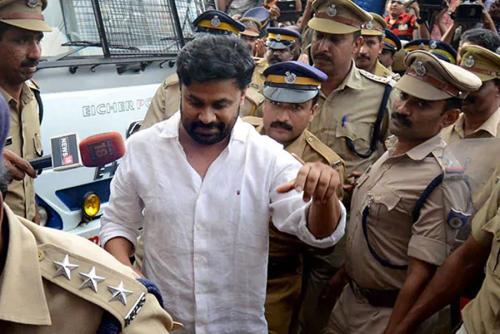 നടിയെ ആക്രമിച്ച കേസ്: വിചാരണ കോടതി ജഡ്ജി സംശയനിഴലിലെന്ന് നിയമോപദേശം; ദിലീപിനെ വെറുതെ വിട്ടതിനെതിരെ സർക്കാർ ഹൈക്കോടതിയിലേക്ക്