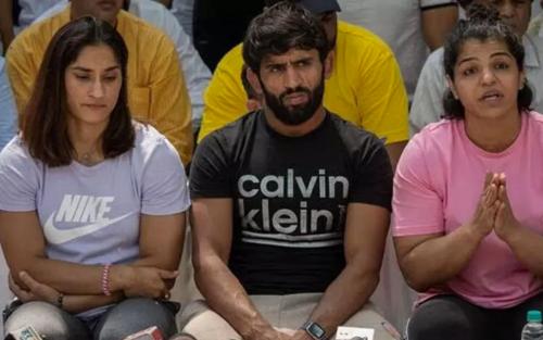 സമരത്തിൽനിന്ന് പിന്മാറിയിട്ടില്ലെന്ന് സാക്ഷി മാലികും ബജ്റംഗ് പുനിയയും; പ്രചരിക്കുന്നത് വ്യാജവാർത്ത സമരത്തിൽനിന്ന് പിന്മാറിയിട്ടില്ലെന്ന് സാക്ഷി മാലികും ബജ്റംഗ് പുനിയയും; പ്രചരിക്കുന്നത് വ്യാജവാർത്ത