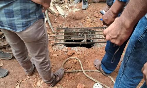 കാസർകോട് ഉപ്പളയിൽ രണ്ടു വയസുകാരൻ കക്കൂസ് കുഴിയിൽ വീണ് മരിച്ചു കാസർകോട് ഉപ്പളയിൽ രണ്ടു വയസുകാരൻ കക്കൂസ് കുഴിയിൽ വീണ് മരിച്ചു